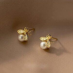 Bee pearl Stud Earrings